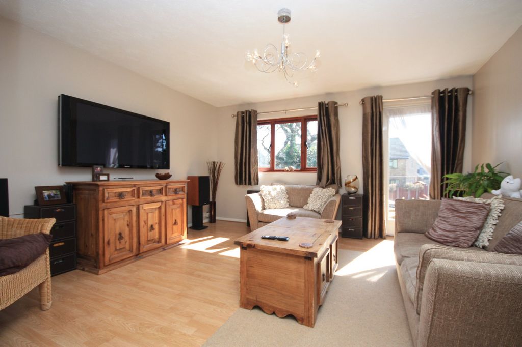 2 bed maisonette to rent in Manor Fields, Horsham  - Property Image 2
