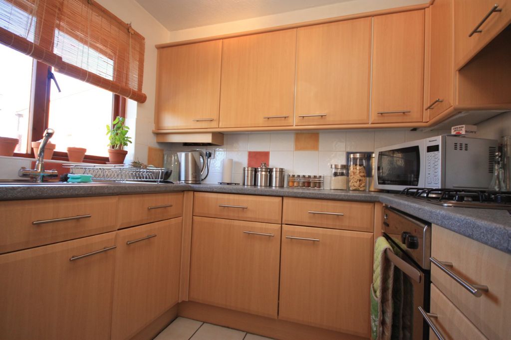 2 bed maisonette to rent in Manor Fields, Horsham  - Property Image 3
