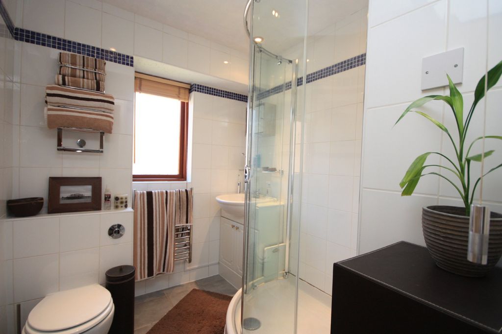 2 bed maisonette to rent in Manor Fields, Horsham  - Property Image 4