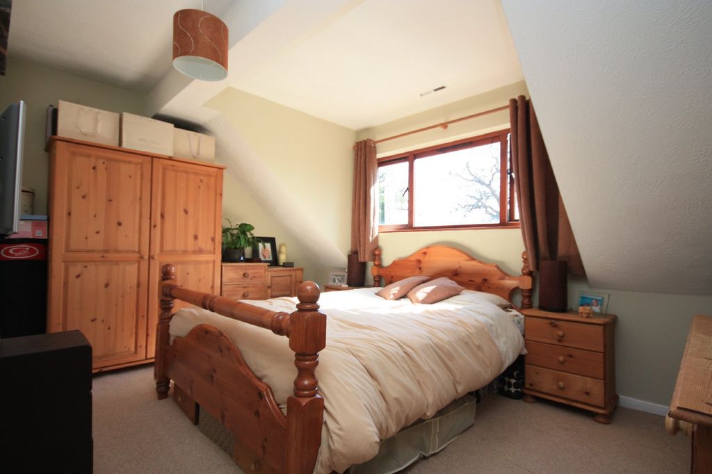 2 bed maisonette to rent in Manor Fields, Horsham  - Property Image 5