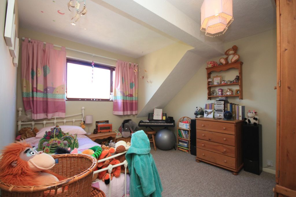 2 bed maisonette to rent in Manor Fields, Horsham  - Property Image 6