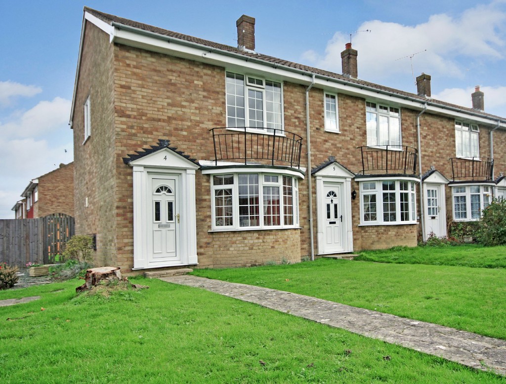 2 bed end of terrace house to rent in Greenfields Close, Horsham, RH12  - Property Image 1