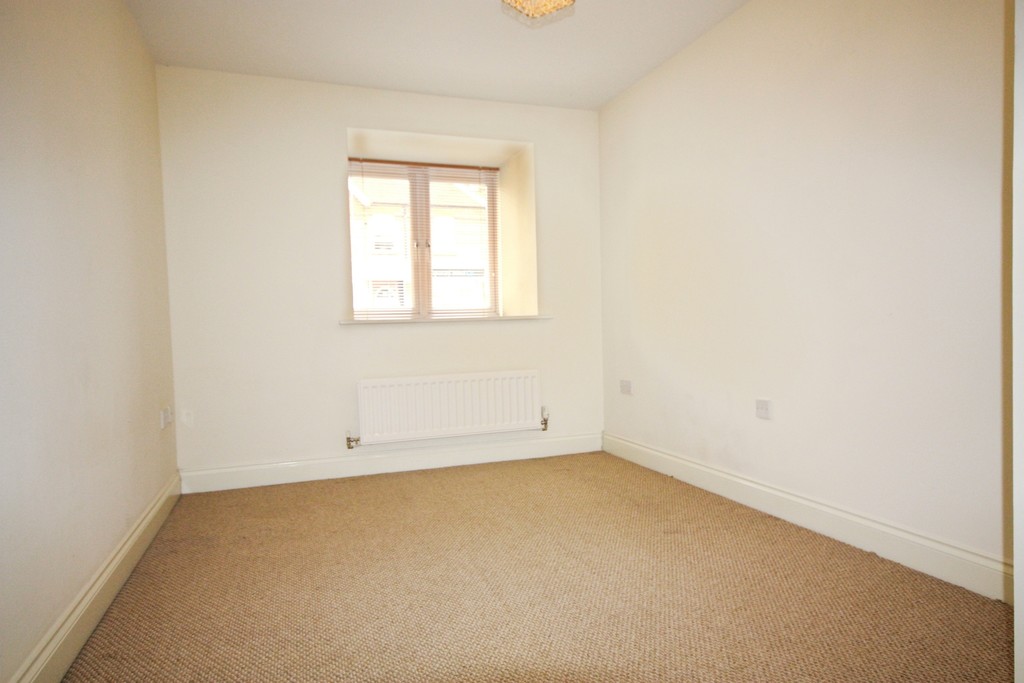 2 bed apartment to rent in Denne Parade, Horsham - Property Image 4