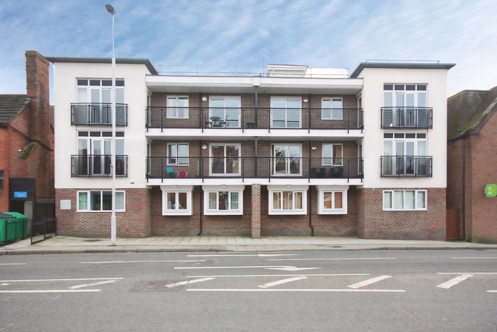 2 bed apartment to rent in Denne Parade, Horsham - Property Image 1