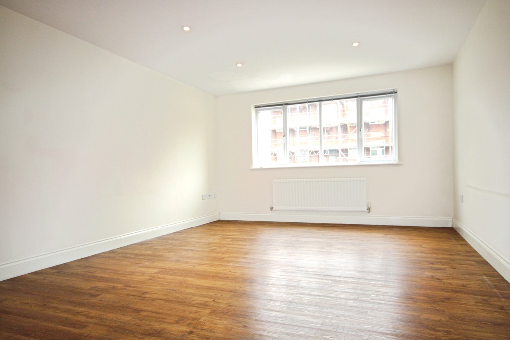2 bed apartment to rent in Denne Parade, Horsham - Property Image 3