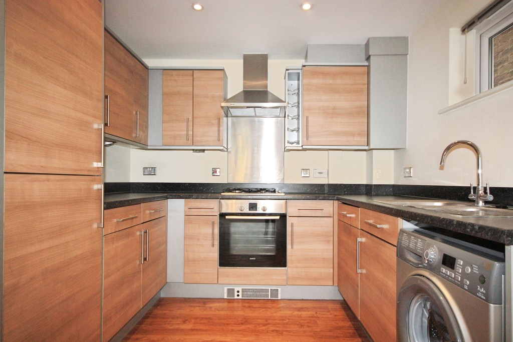 2 bed apartment to rent in Denne Parade, Horsham - Property Image 2