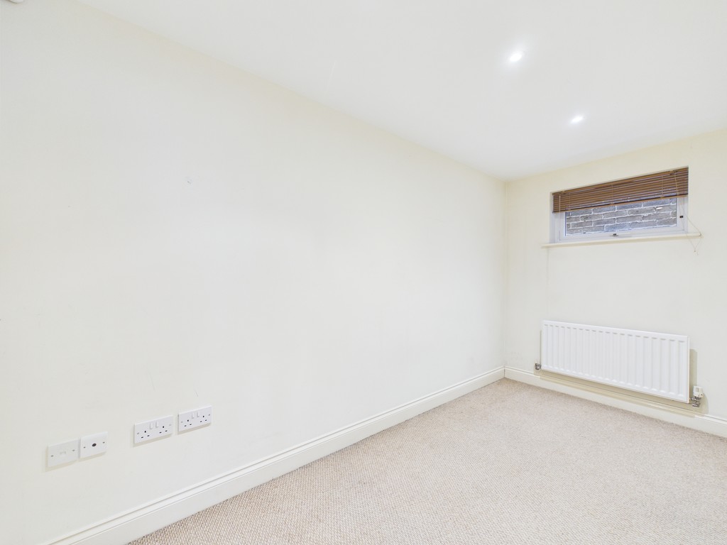3 bed apartment to rent in Denne Parade, Horsham  - Property Image 5