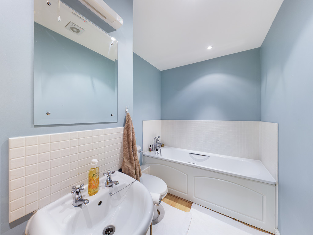 2 bed apartment to rent in Eastgate Mews, Brighton Road, RH13  - Property Image 4