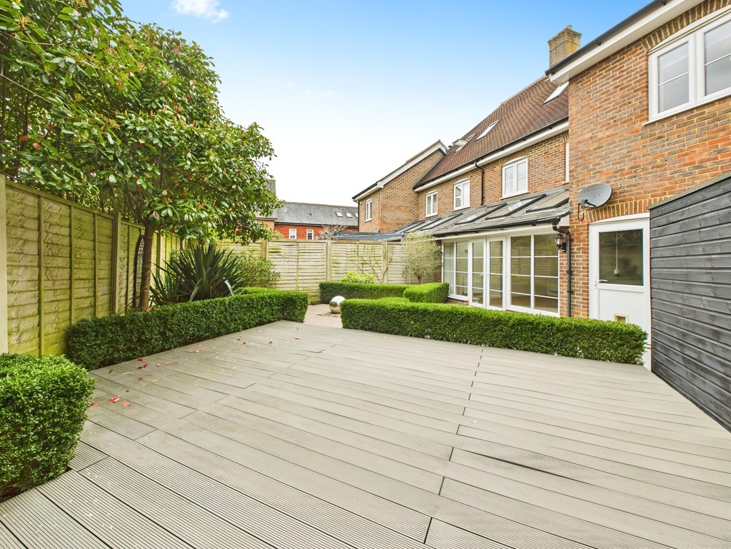 4 bed semi-detached house to rent in Farley Close, Wickhurst Green, RH12  - Property Image 9