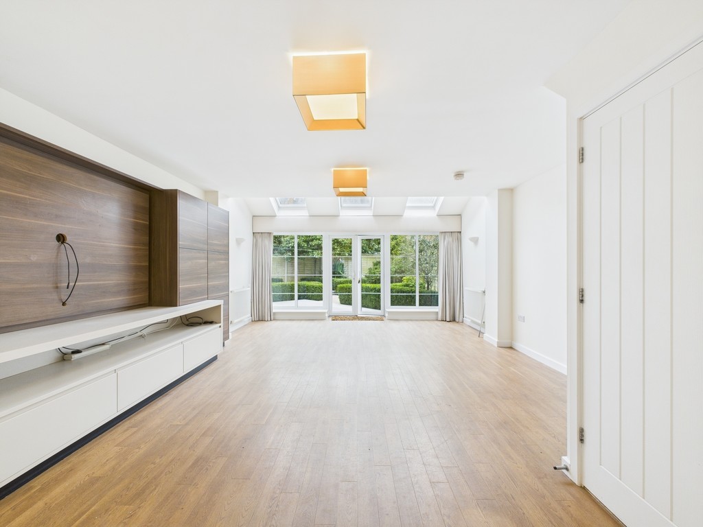 4 bed semi-detached house to rent in Farley Close, Wickhurst Green, RH12  - Property Image 3