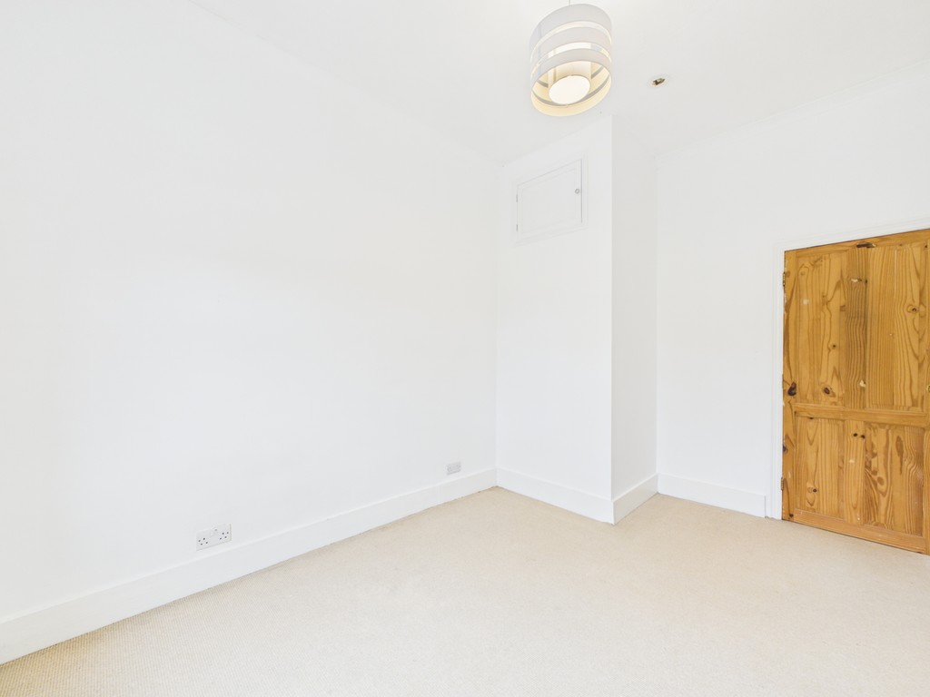 2 bed maisonette to rent in Clarence Road, Horsham  - Property Image 4