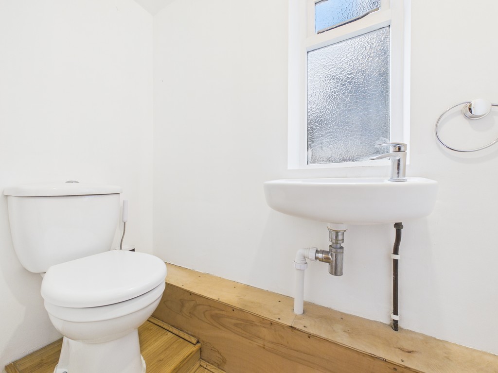 2 bed maisonette to rent in Clarence Road, Horsham  - Property Image 5