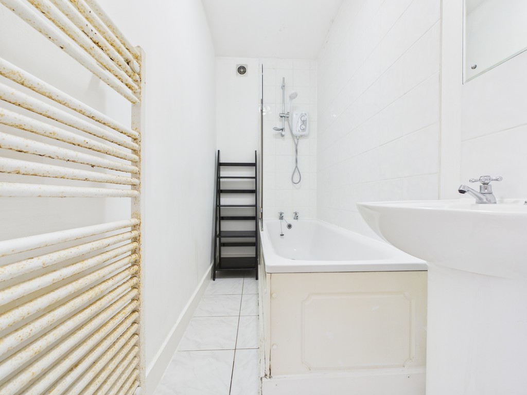 2 bed maisonette to rent in Clarence Road, Horsham  - Property Image 6