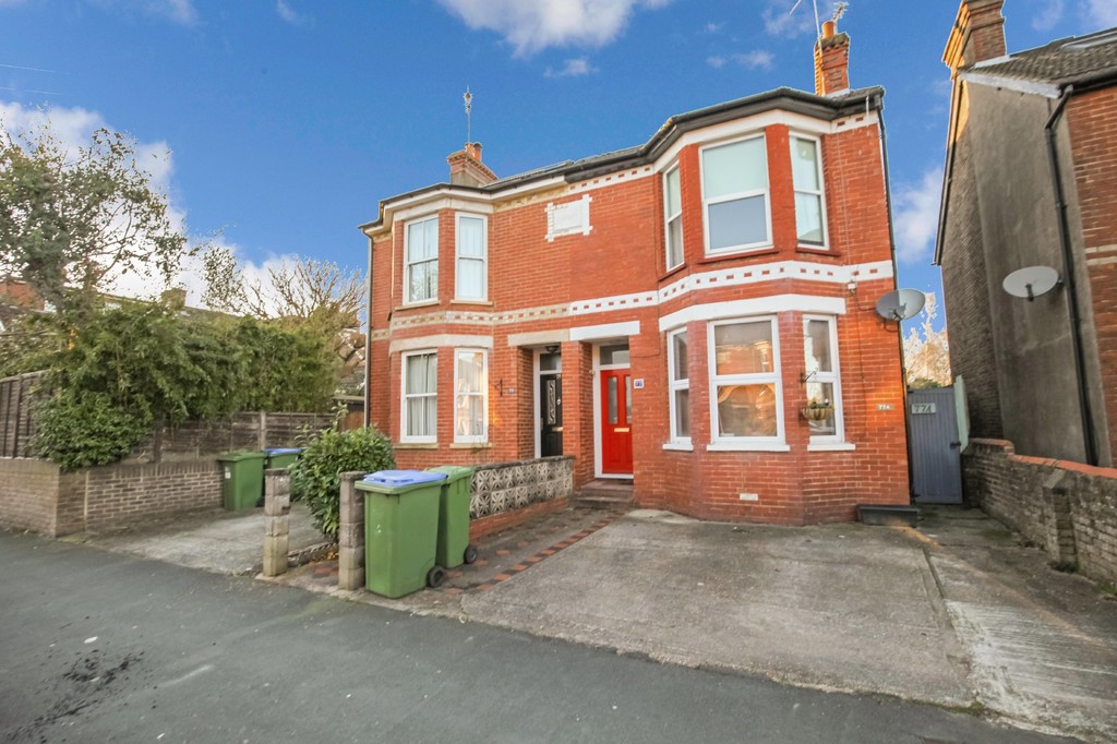 2 bed maisonette to rent in Clarence Road, Horsham  - Property Image 1