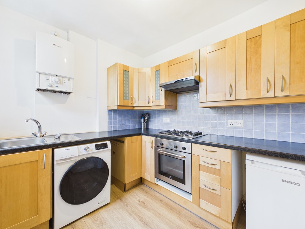 2 bed ground floor flat to rent in Clarence Road, Horsham