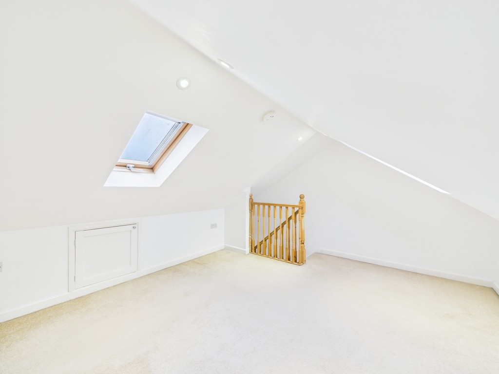 2 bed maisonette to rent in Clarence Road, Horsham  - Property Image 3