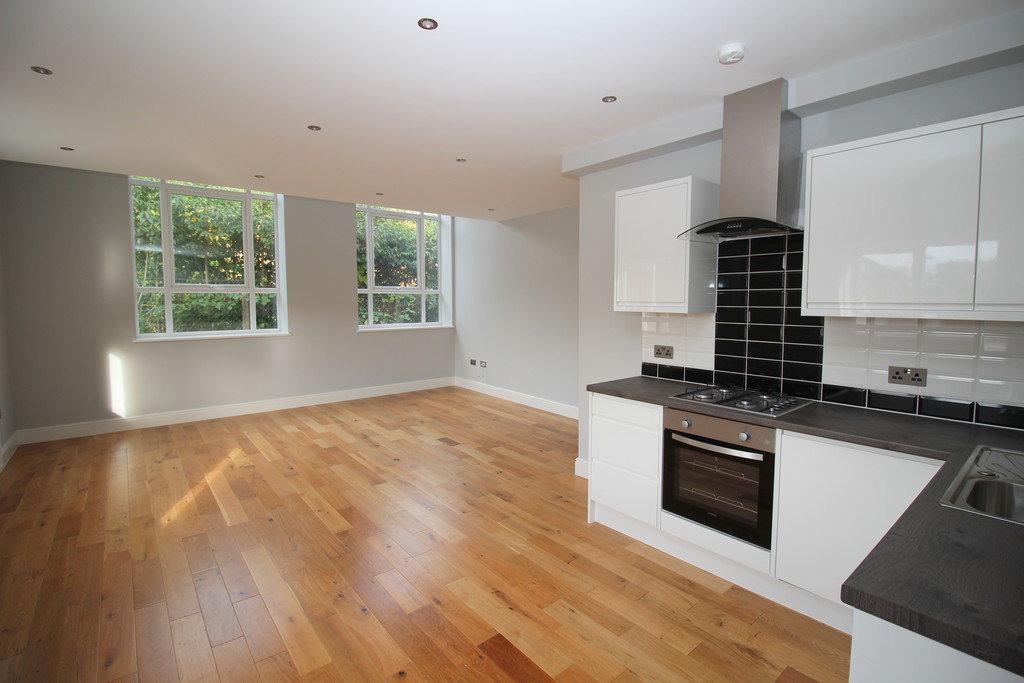 3 bed flat to rent in Brighton Road, Horsham, RH13  - Property Image 2
