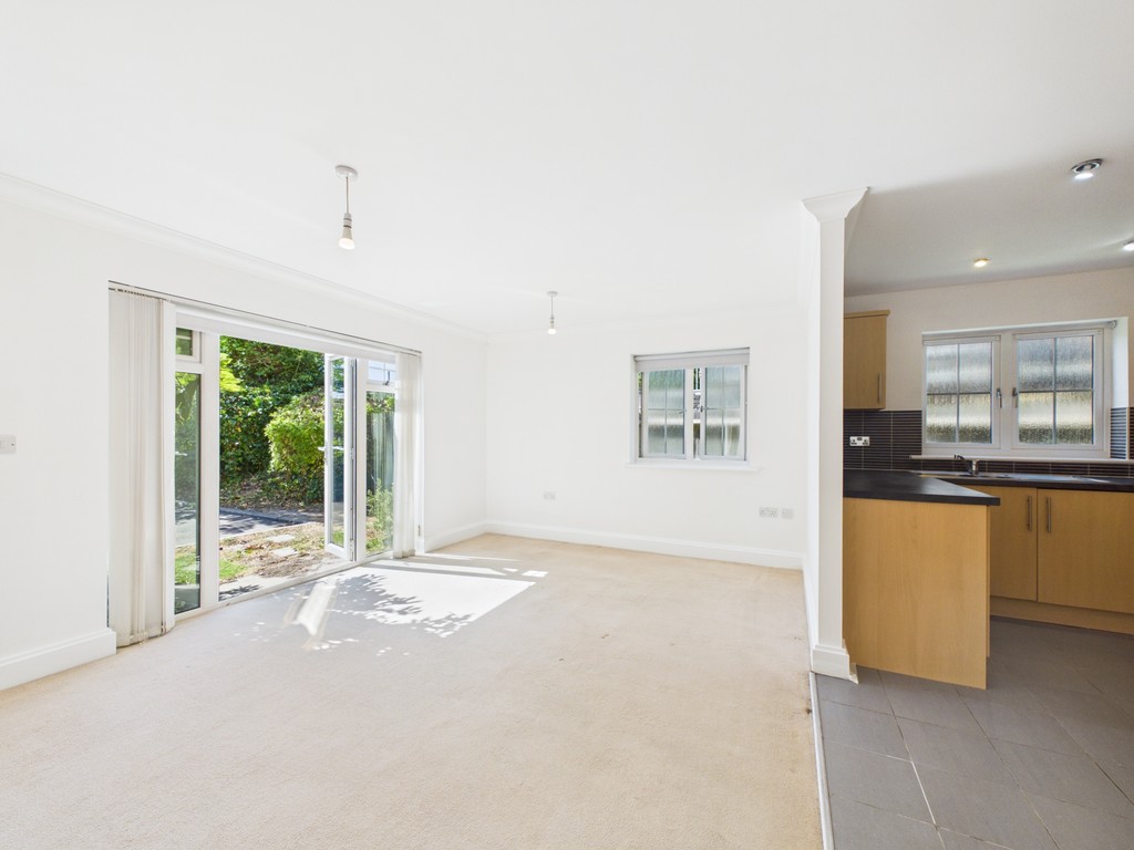 2 bed apartment to rent in Hurst Court, Horsham  - Property Image 3