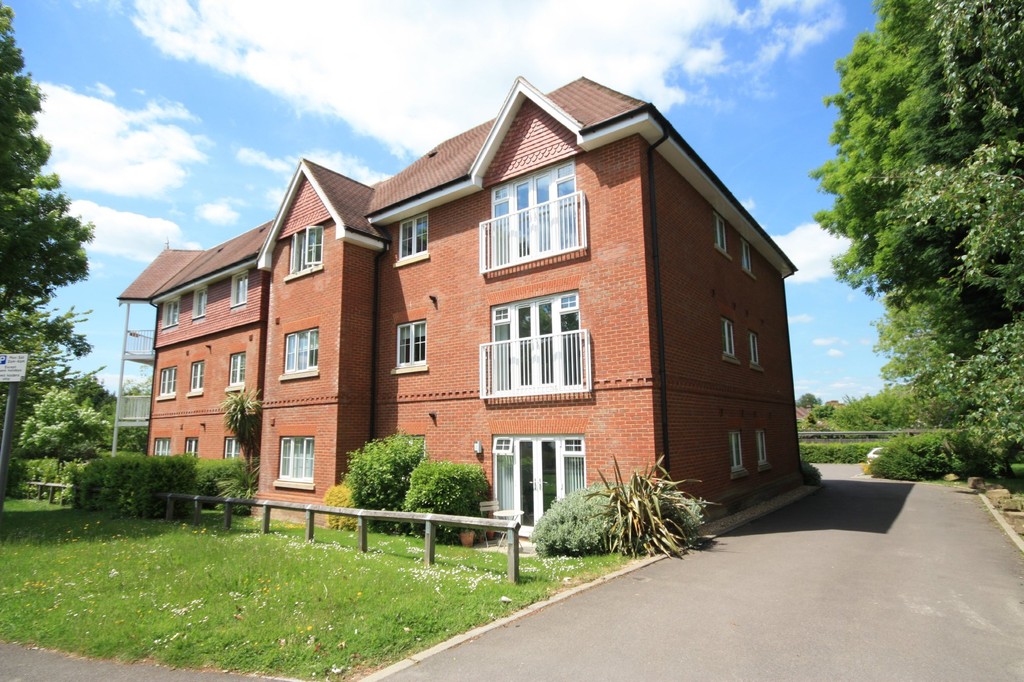 2 bed apartment to rent in Hurst Court, Horsham