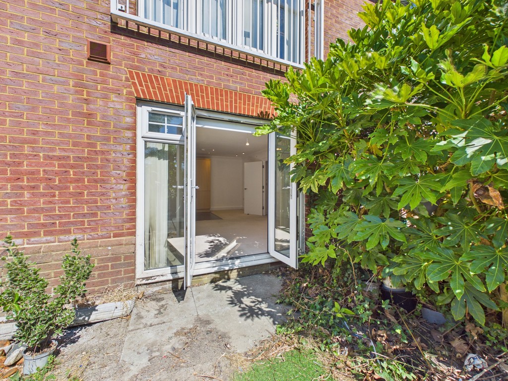 2 bed apartment to rent in Hurst Court, Horsham  - Property Image 4