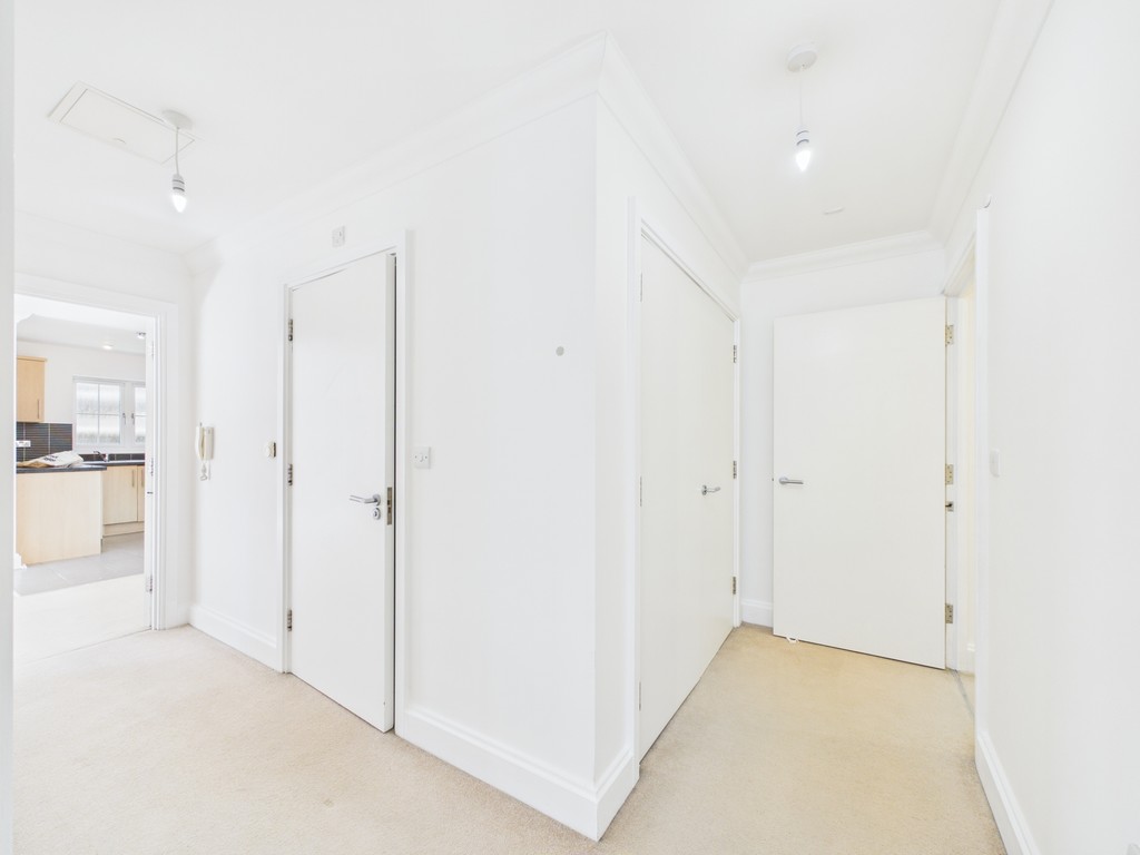 2 bed apartment to rent in Hurst Court, Horsham  - Property Image 8