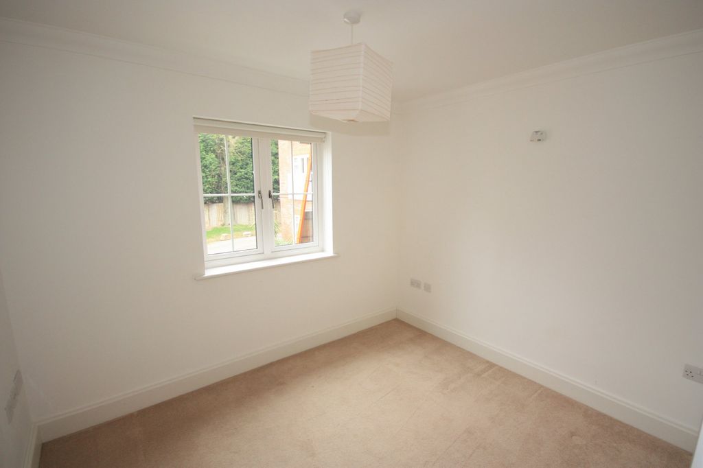 2 bed apartment to rent in Hurst Court, Horsham - Property Image 5
