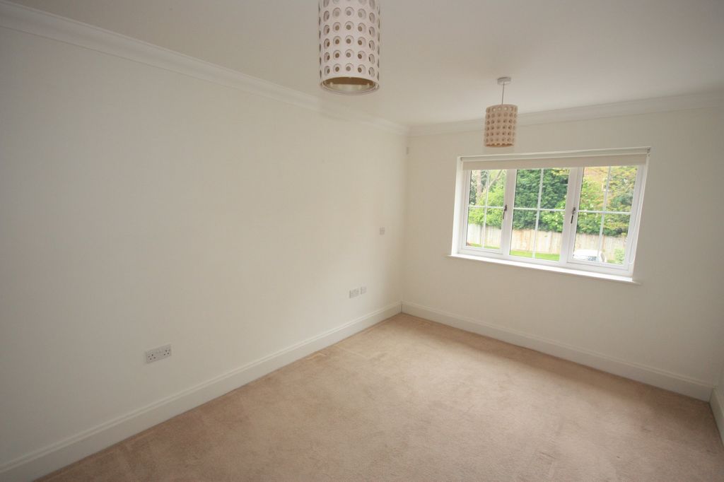 2 bed apartment to rent in Hurst Court, Horsham - Property Image 4