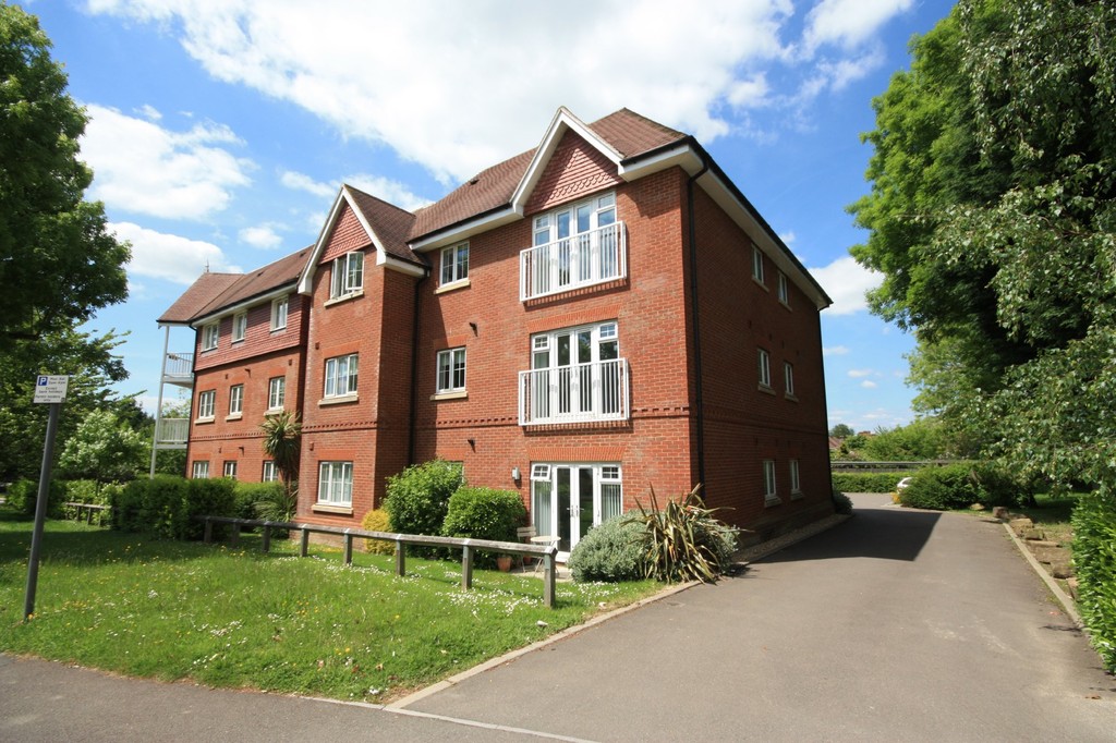 2 bed apartment to rent in Hurst Court, Horsham