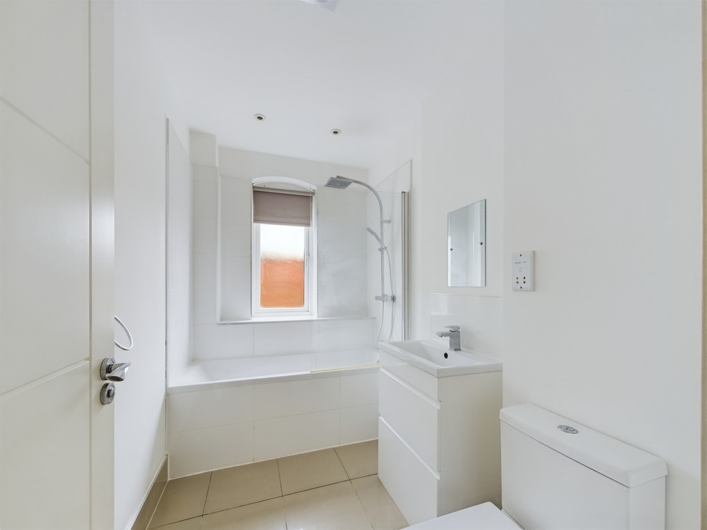 2 bed apartment to rent in Holmes Park, North Street, Horsham  - Property Image 4