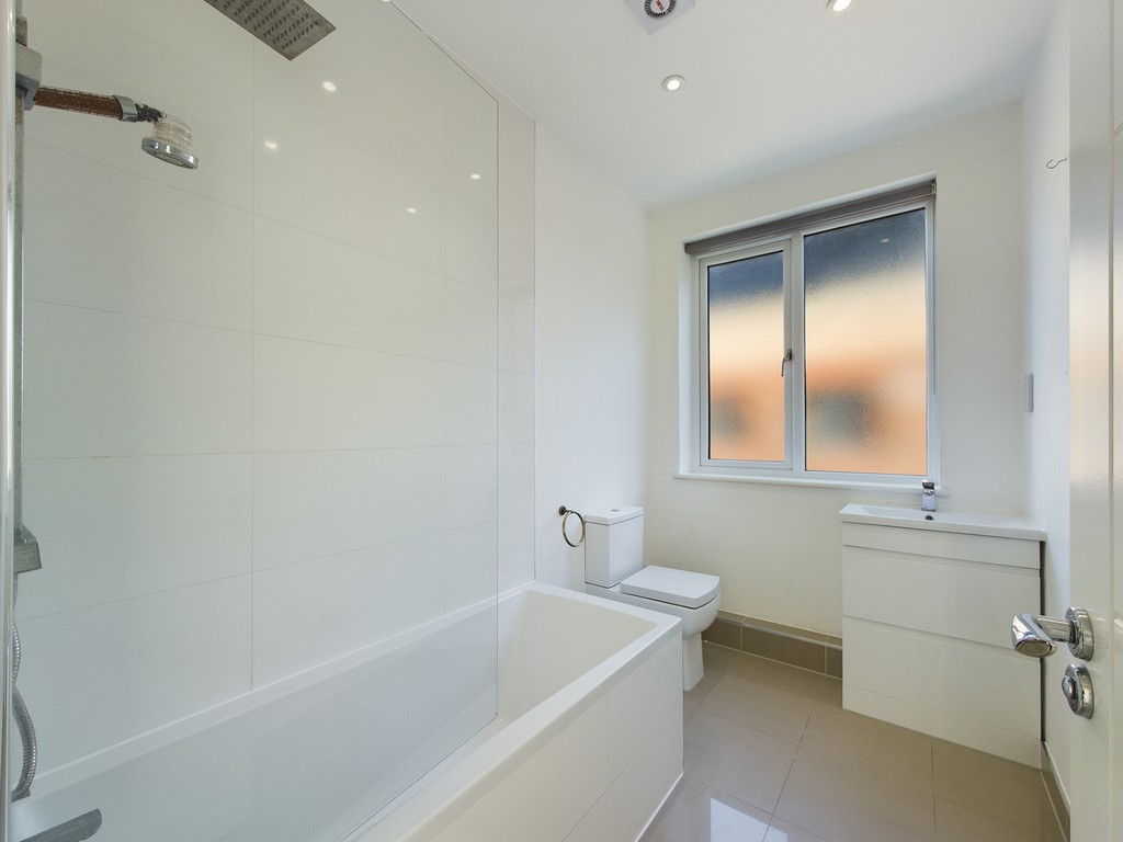 2 bed flat to rent in Holmes Park, North Street  - Property Image 9