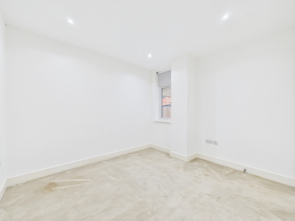1 bed apartment to rent in Holmes Park, North Street, Horsham  - Property Image 4