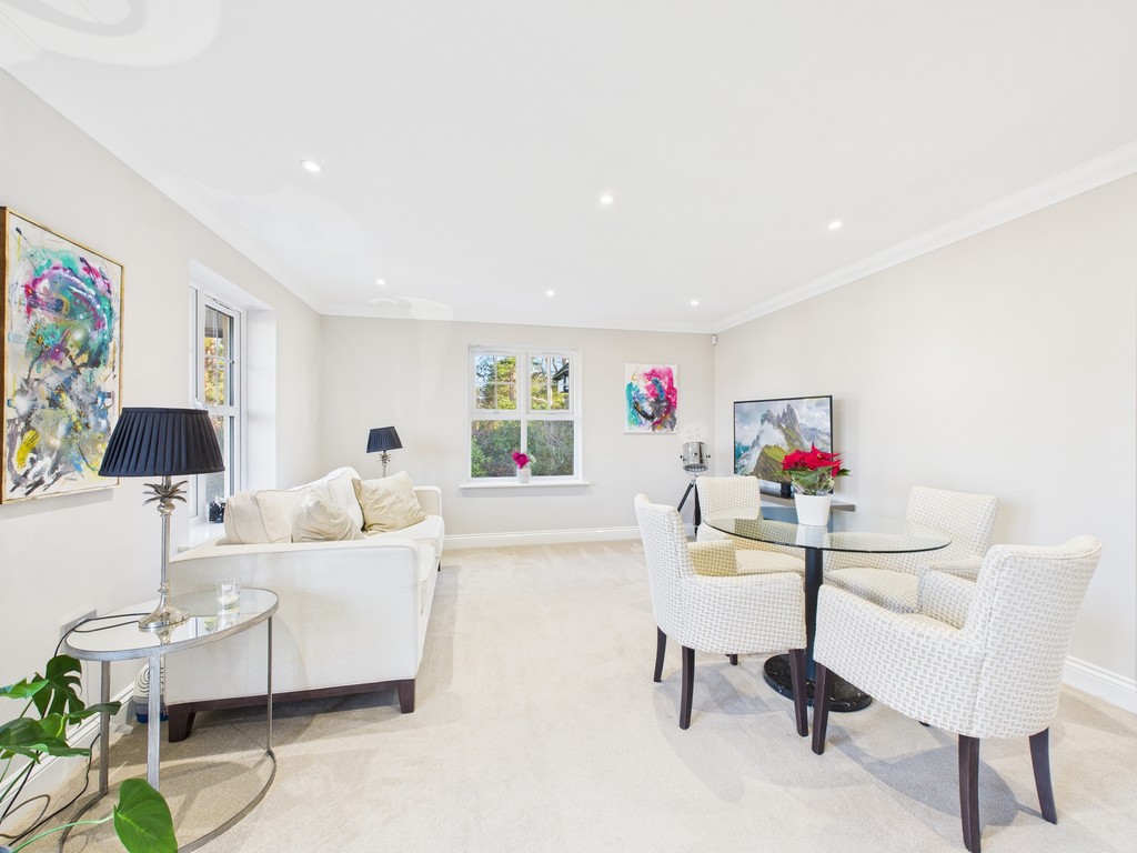 2 bed apartment to rent in Chantry Court, Broadbridge Heath, RH12 - Property Image 2