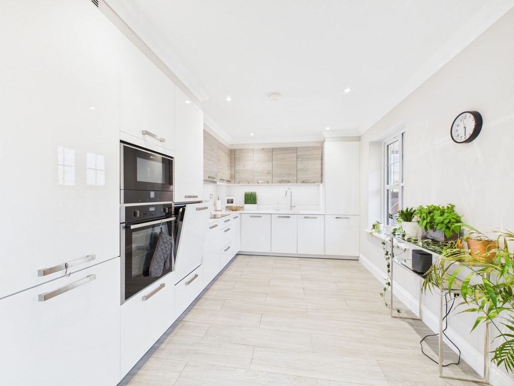 2 bed apartment to rent in Chantry Court, Broadbridge Heath, RH12 - Property Image 3