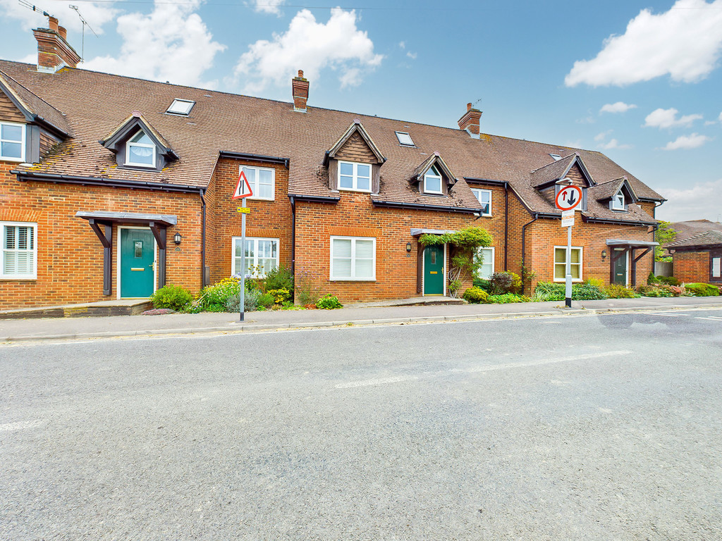 5 bed terraced house to rent in Barnes Wallis Avenue, Christs Hospital, RH13