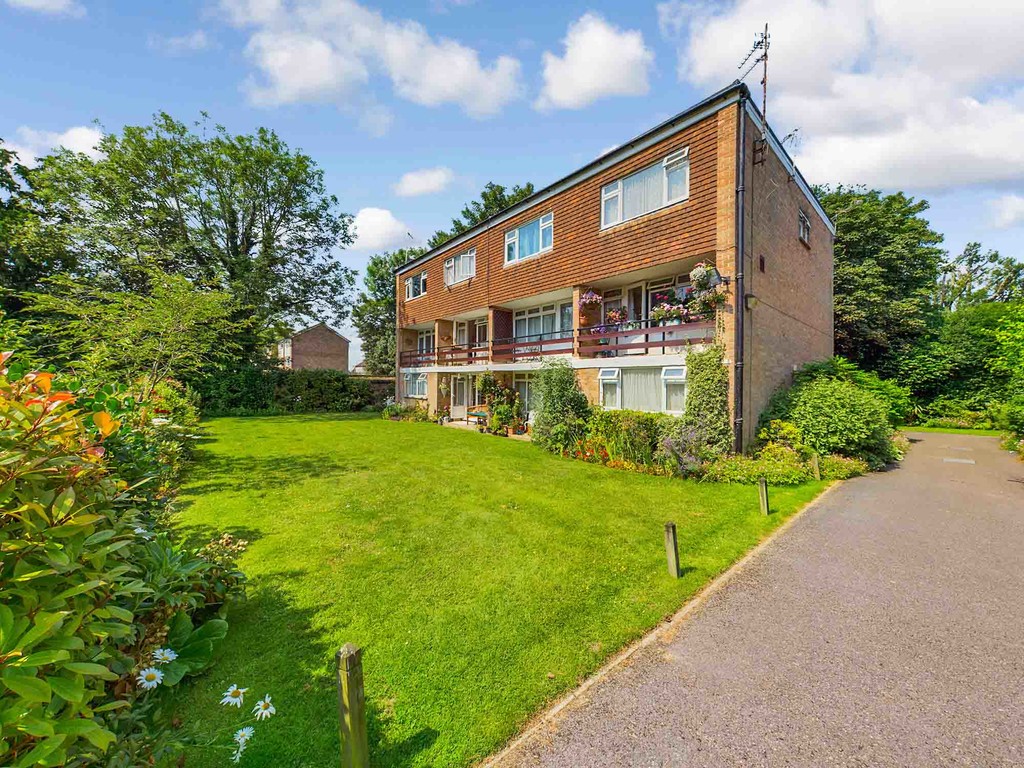 2 bed maisonette to rent in Mulberry Close, Horsham, RH12