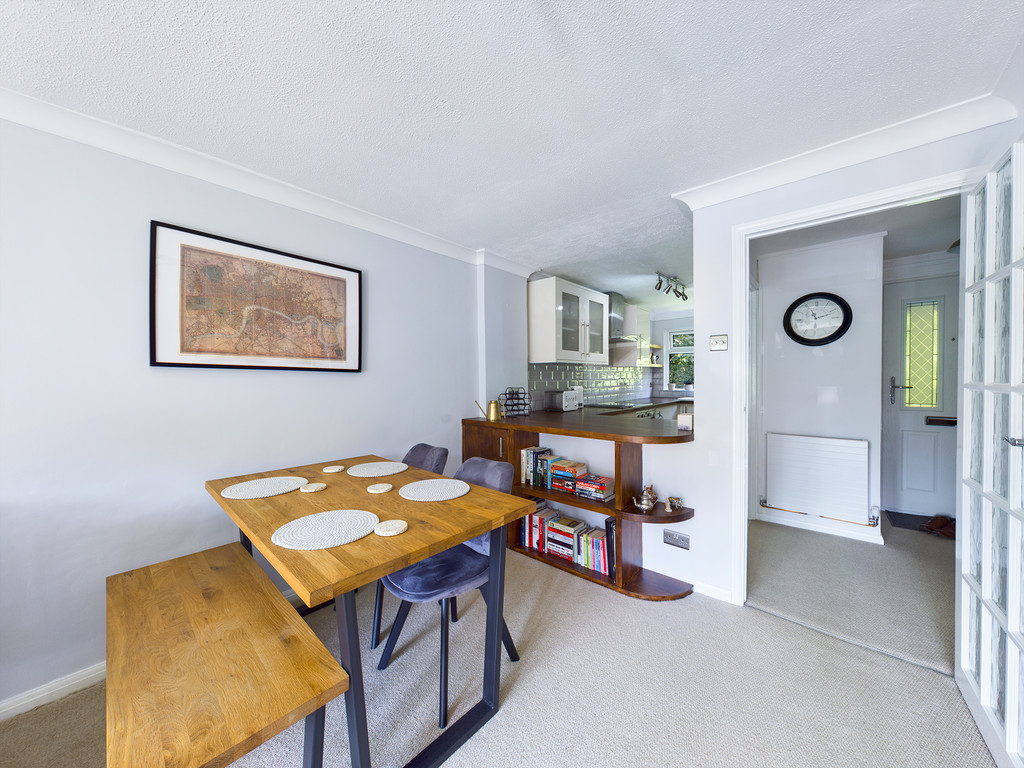 2 bed maisonette to rent in Mulberry Close, Horsham, RH12  - Property Image 3