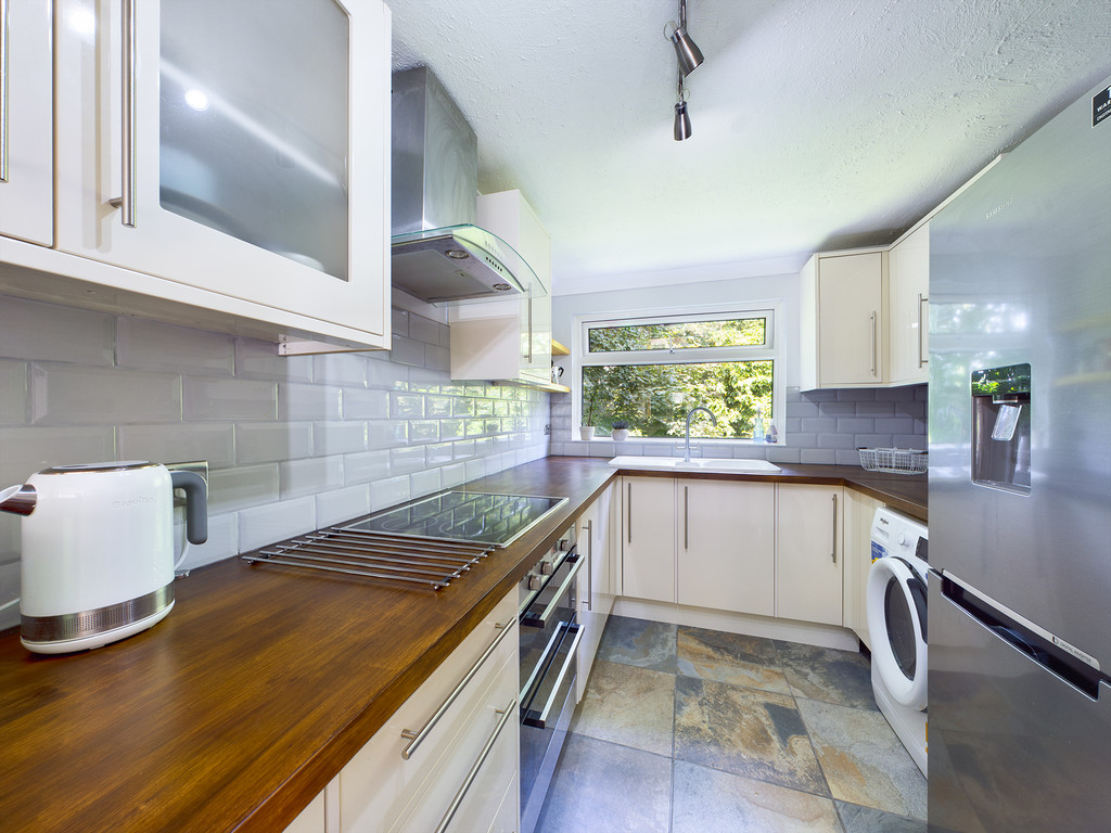 2 bed maisonette to rent in Mulberry Close, Horsham, RH12  - Property Image 4