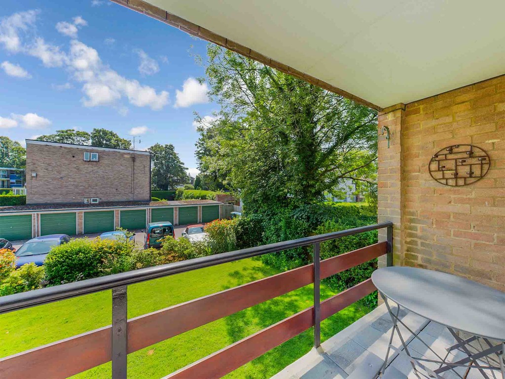 2 bed maisonette to rent in Mulberry Close, Horsham, RH12  - Property Image 5