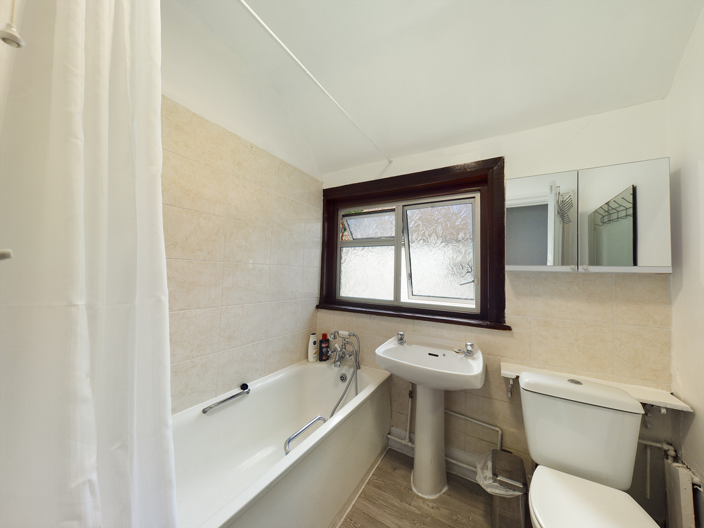 3 bed semi-detached house to rent in Madeira Avenue, Horsham, RH12  - Property Image 8