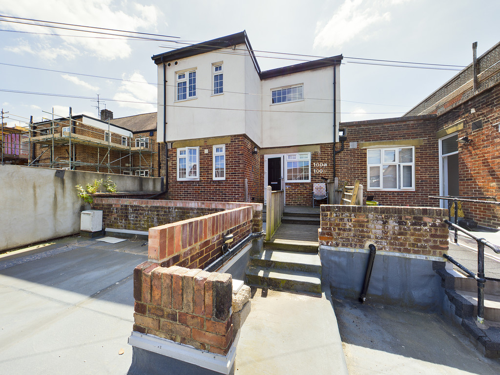 2 bed flat to rent in South Road, Haywards Heath, RH16 - Property Image 1