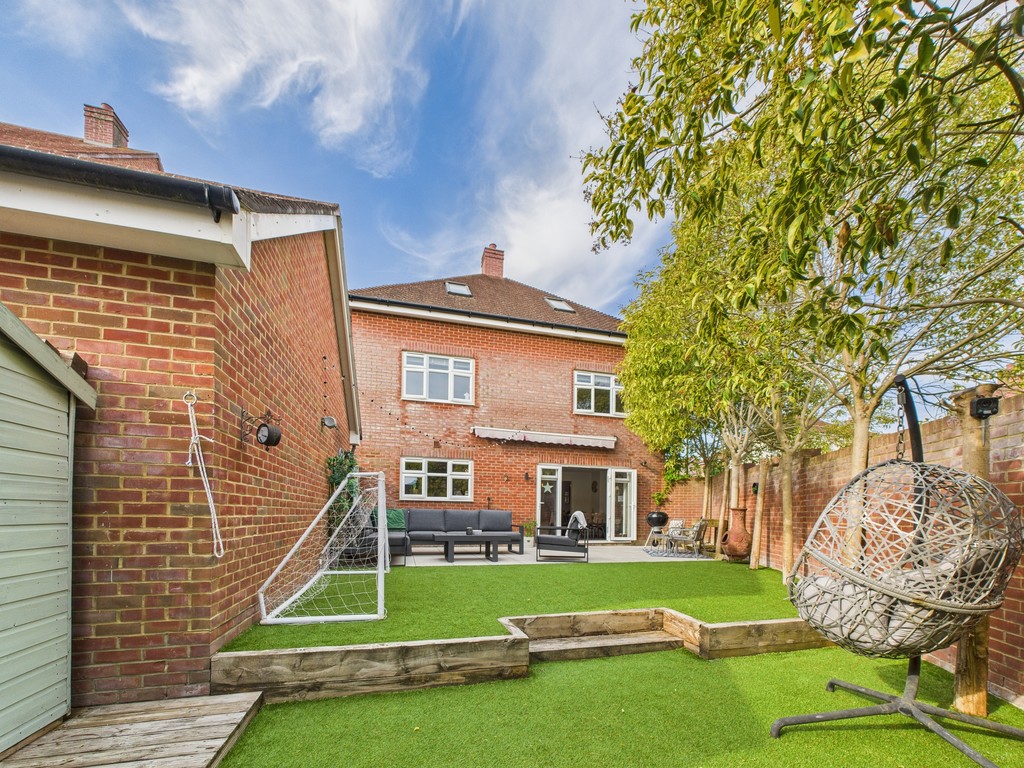 5 bed detached house to rent in Ellis Road, Broadbridge Heath - Property Image 3