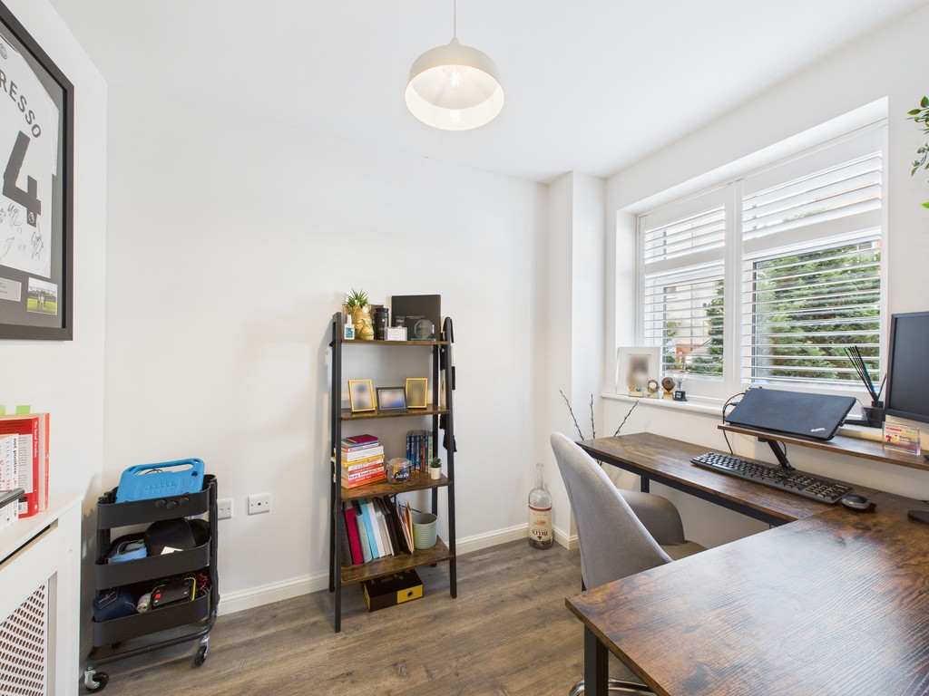 5 bed detached house to rent in Ellis Road, Broadbridge Heath - Property Image 11