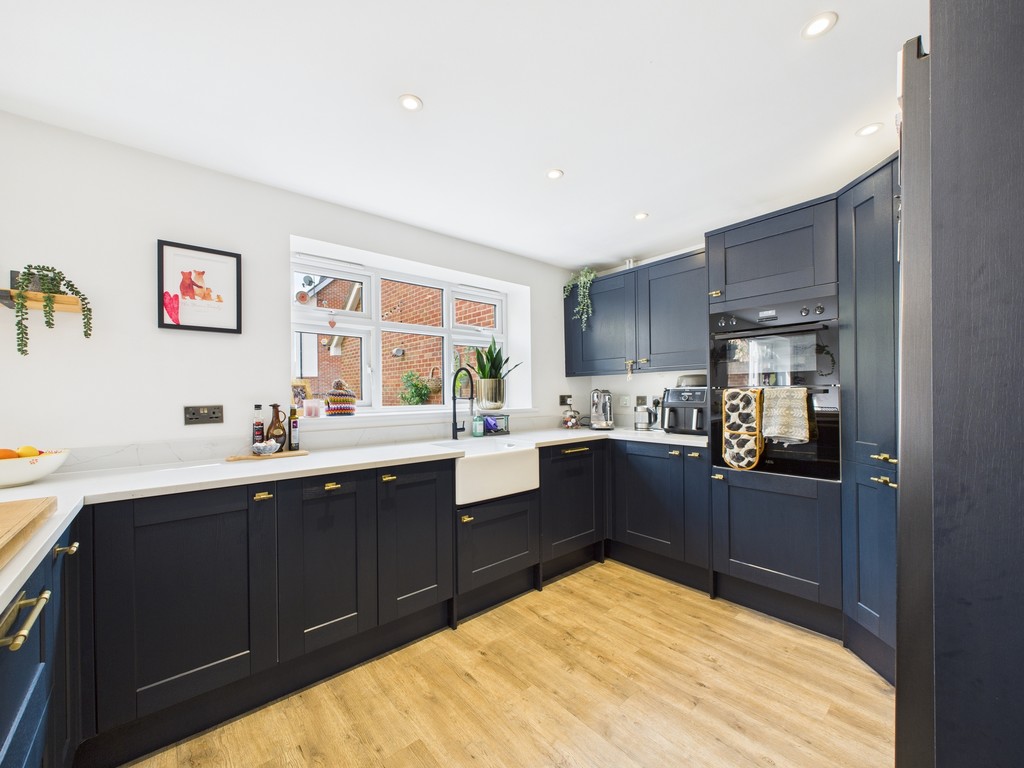 5 bed detached house to rent in Ellis Road, Broadbridge Heath - Property Image 7