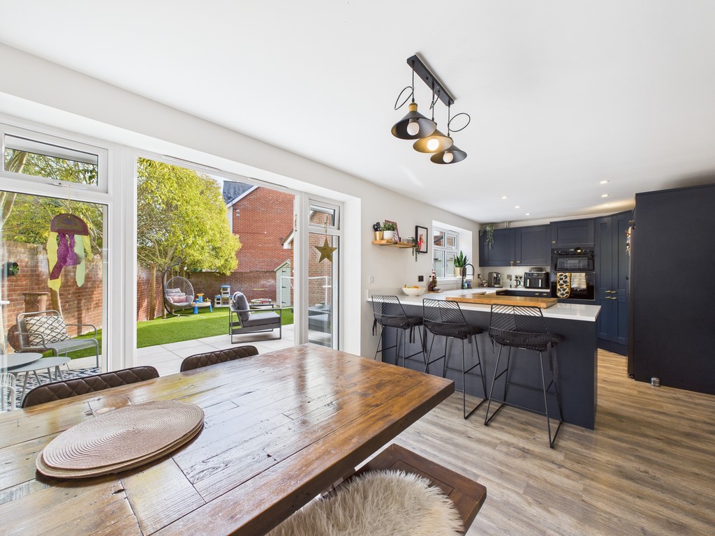 5 bed detached house to rent in Ellis Road, Broadbridge Heath - Property Image 10