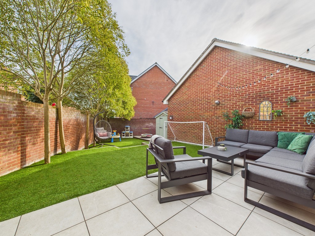 5 bed detached house to rent in Ellis Road, Broadbridge Heath - Property Image 9