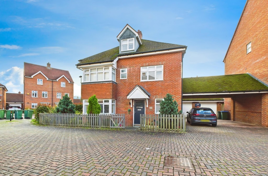 5 bed detached house to rent in Ellis Road, Broadbridge Heath - Property Image 1