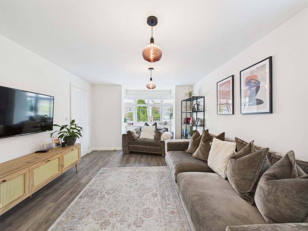 5 bed detached house to rent in Ellis Road, Broadbridge Heath - Property Image 4