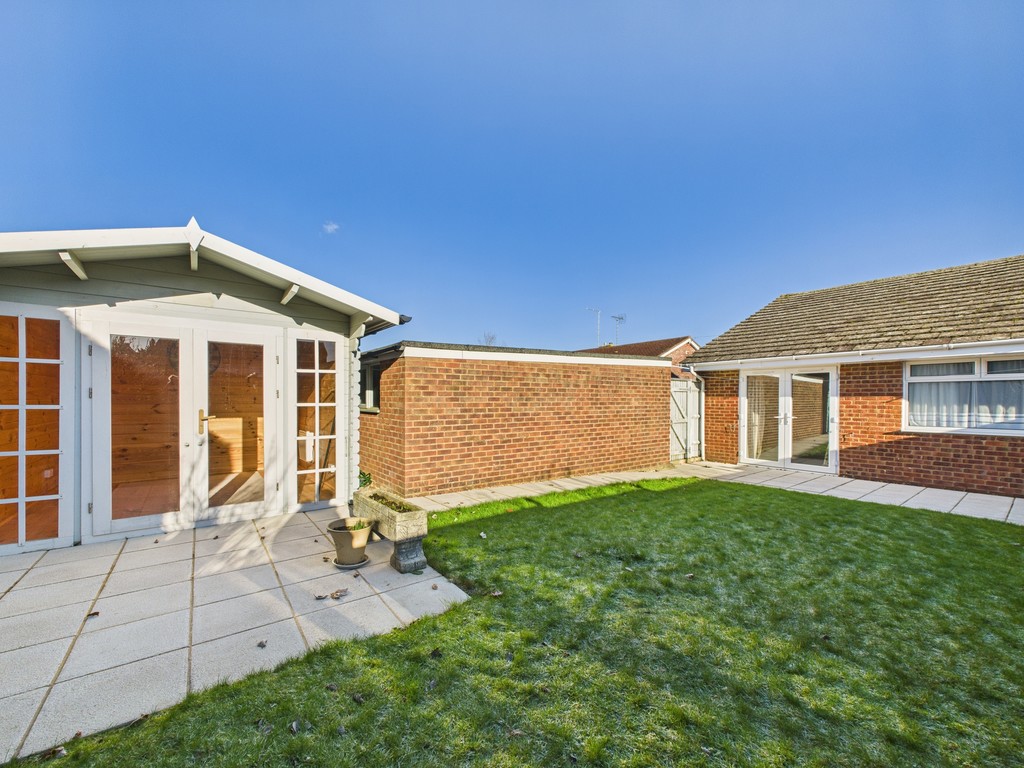 2 bed semi-detached bungalow to rent in Shepherds Way, Horsham  - Property Image 10