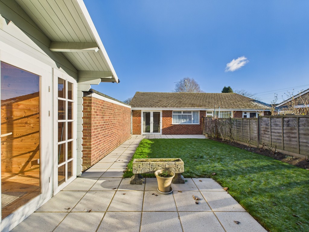 2 bed semi-detached bungalow to rent in Shepherds Way, Horsham  - Property Image 15