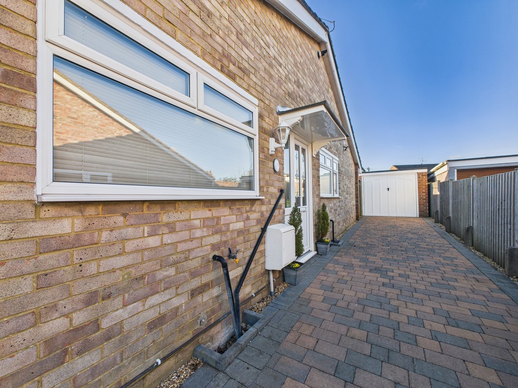 2 bed semi-detached bungalow to rent in Shepherds Way, Horsham  - Property Image 14